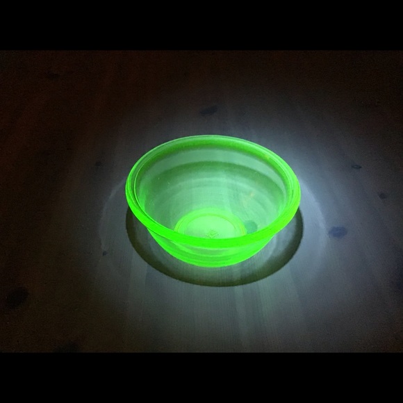 VINTAGE ANCHOR HOCKING GREEN URANIUM GLASS MIXING BOWL - Picture 7 of 8